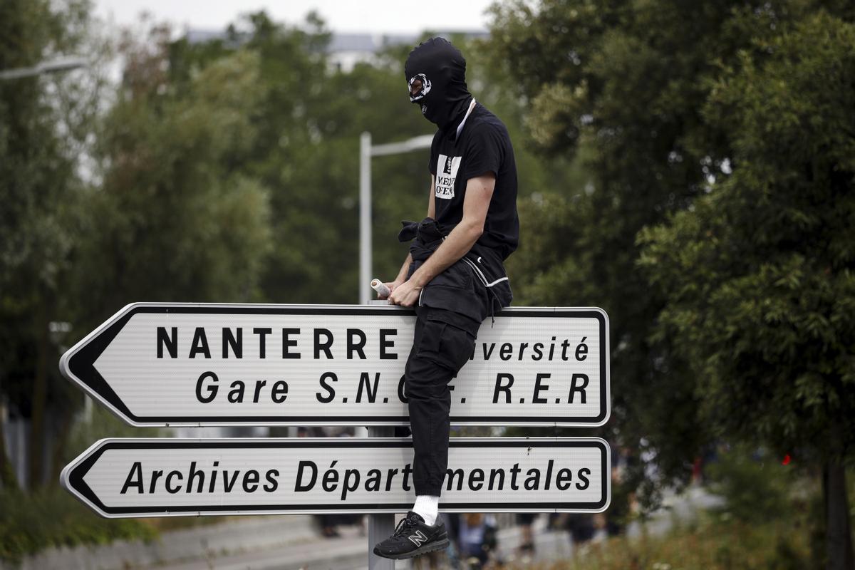 Mounia, la madre de Nahel encabeza una marcha blanca en Nanterre. La familia del joven fallecido ha convocado una marcha blanca en su memoria.