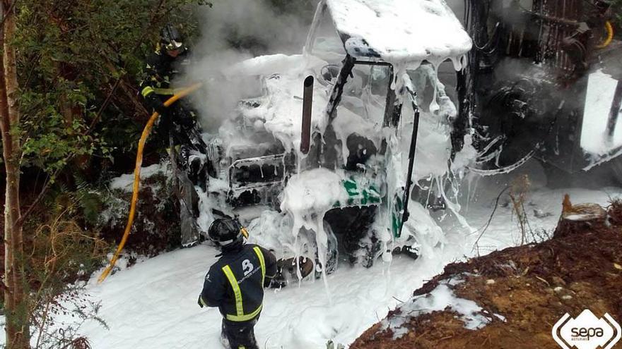 Extinguido el incendio de un autocargador forestal en Monte Cerraza (Castropol)
