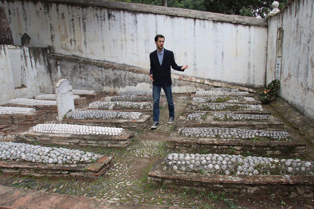 El recinto original del Cementerio Inglés, con varias de las tumbas recubiertas de conchas ya restauradas.