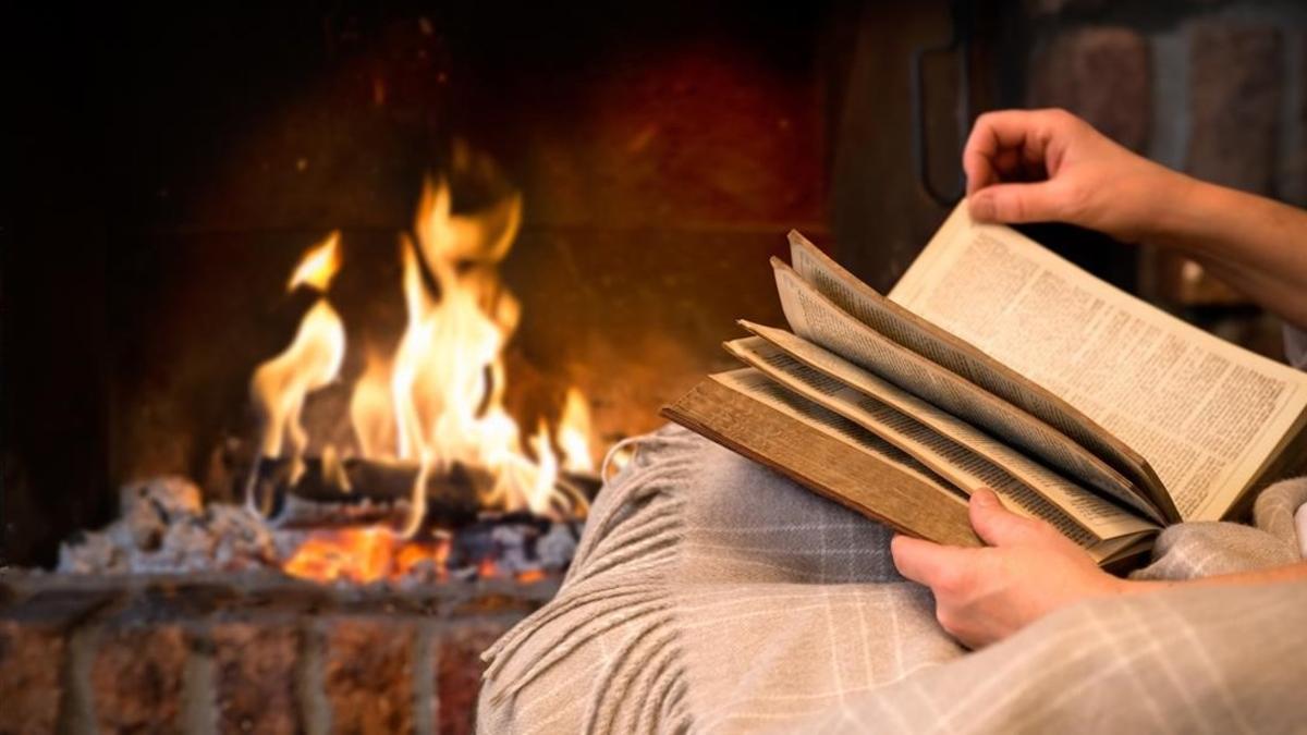 onbarcelona  invierno manos de la mujer libro de lectura por la chimenea