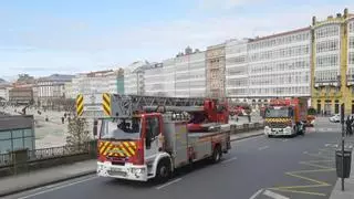 Los Bomberos de A Coruña celebran su patrón con un desfile por toda la ciudad