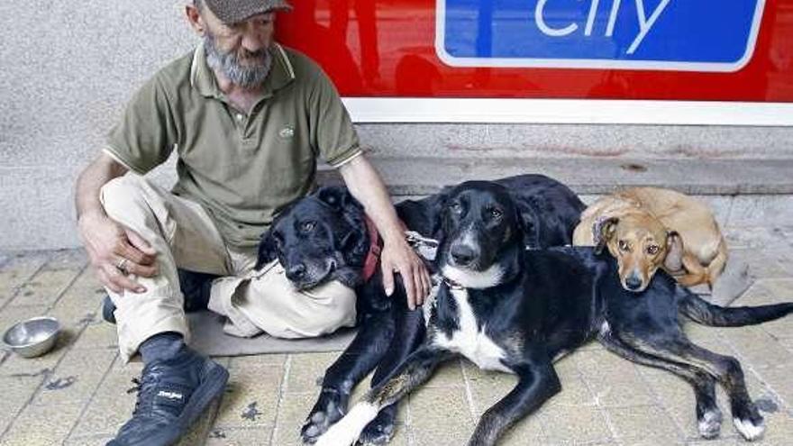 José Miguel, con sus perros en una calle en Vigo.  // Marta G. Brea