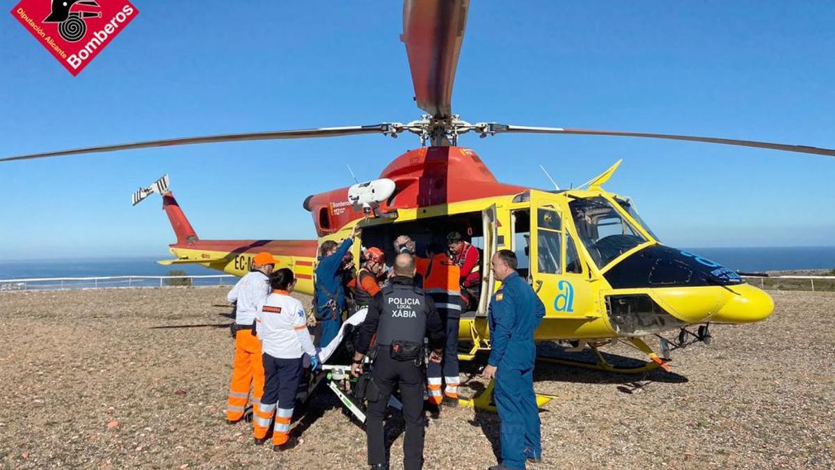 Traslado del herido a una ambulancia del helicóptero en el que ha sido evacuado del Montgó.