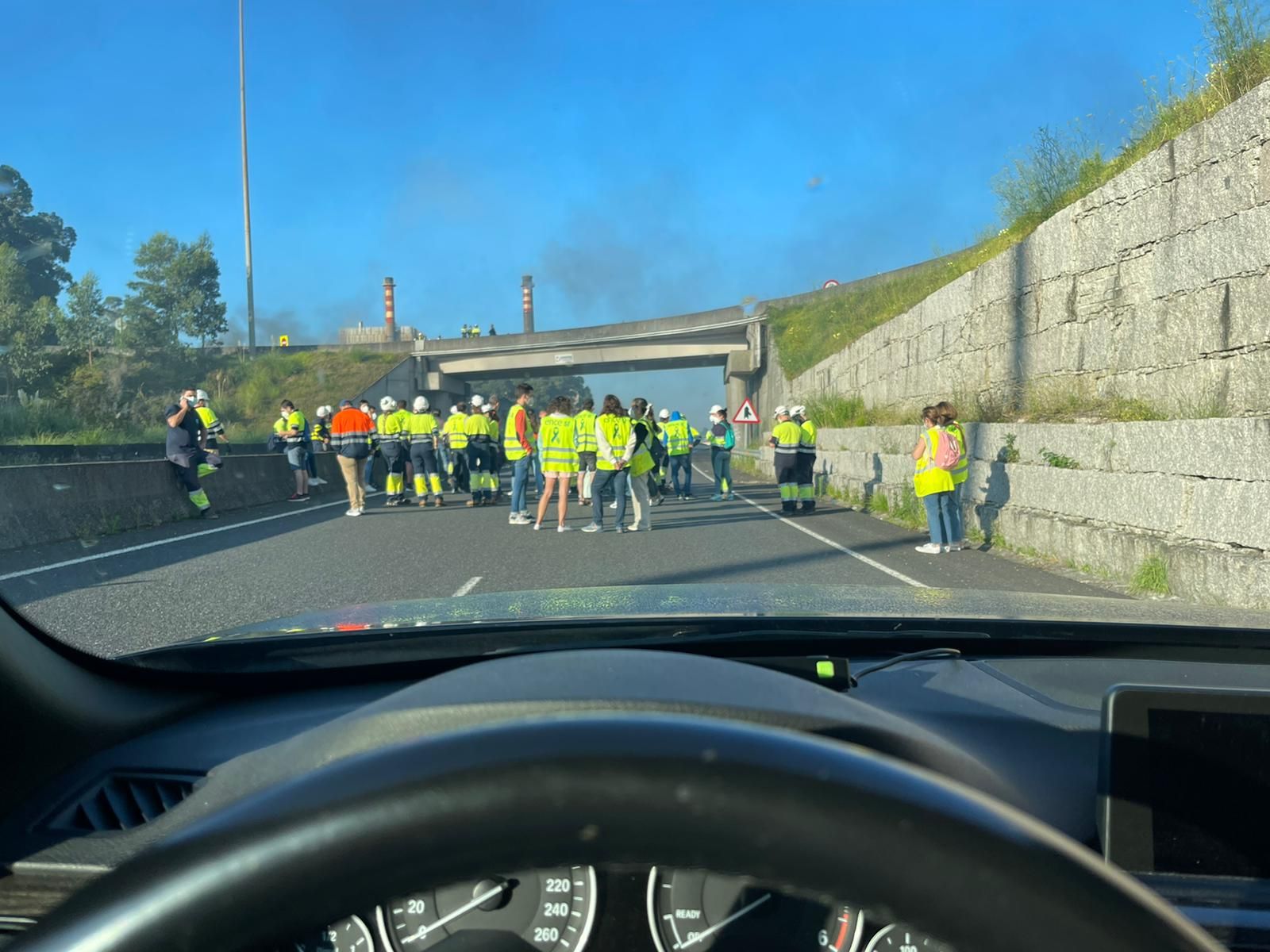 Trabajadores de Ence y auxiliares cortan el tráfico en los accesos a Pontevedra