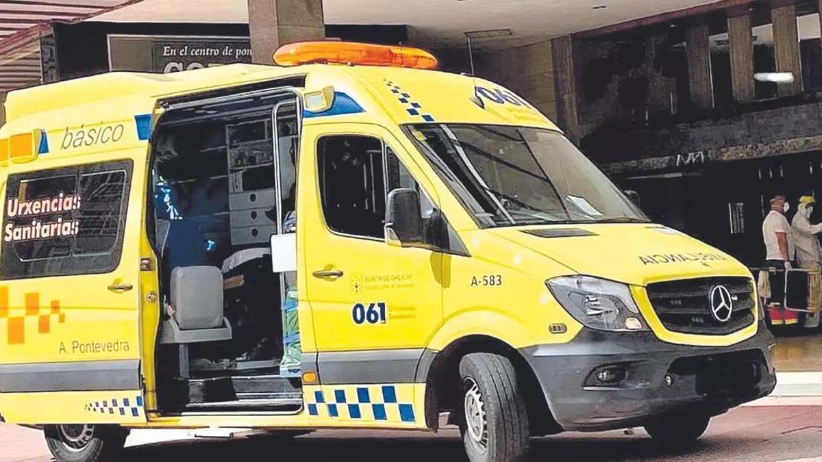 Una ambulancia del 061 a las puertas de un hospital gallego.