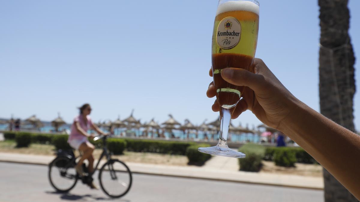 In der Bar &quot;Zur Krone&quot; an der Playa de Palma wird ein Bier hochgehalten.