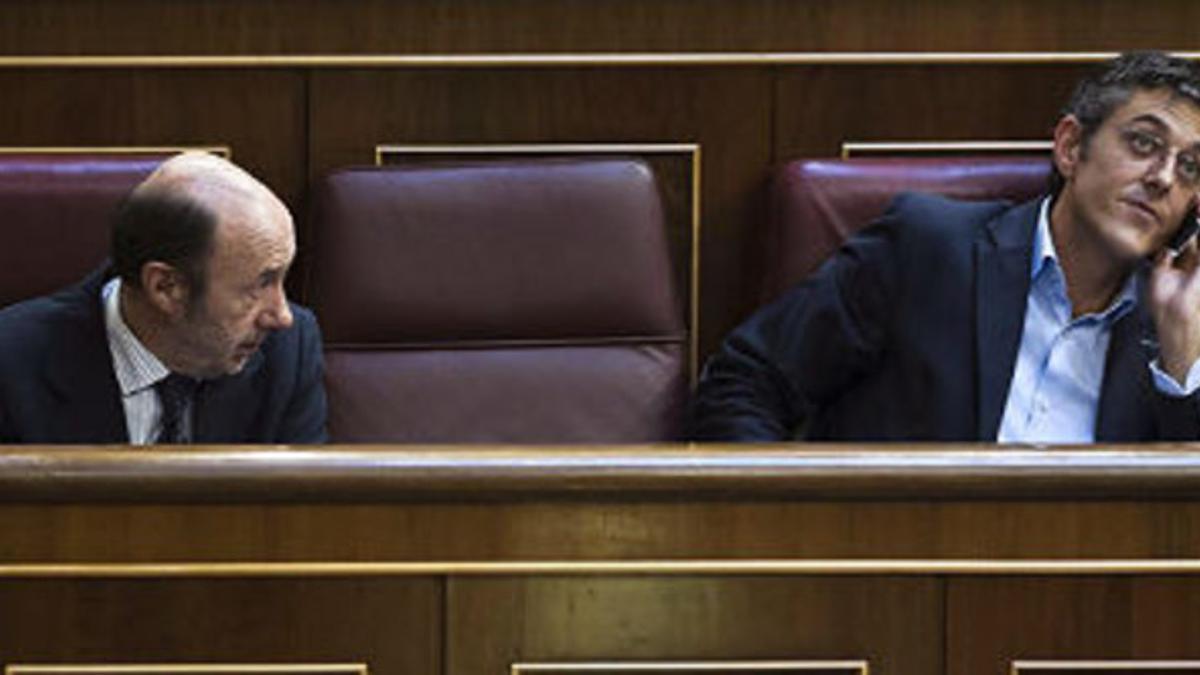 Eduardo Madina habla por teléfono, junto a Alfredo Pérez Rubalcaba, el jueves en el Congreso.