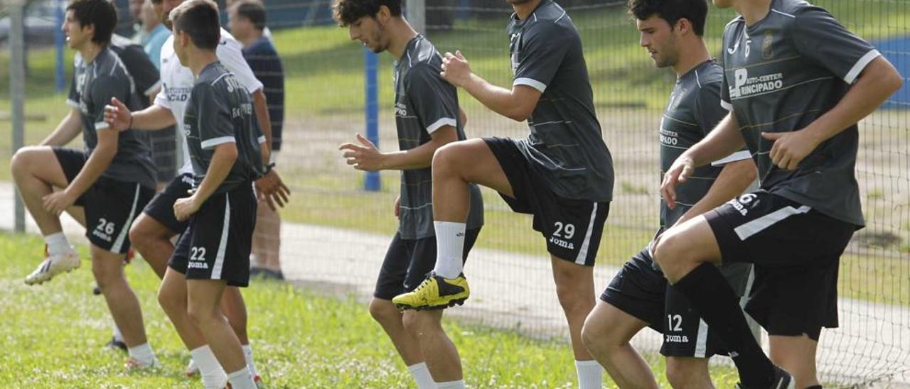 Los futbolistas del Vetusta se ejercitan con el preparador físico Pablo Gutiérrez.