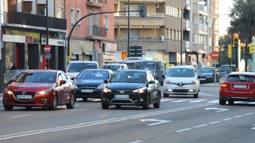 Varios coches circulan por la avenida Goya de Zaragoza, una de las principales arterias de la ciudad.  | ÁNGEL DE CASTRO