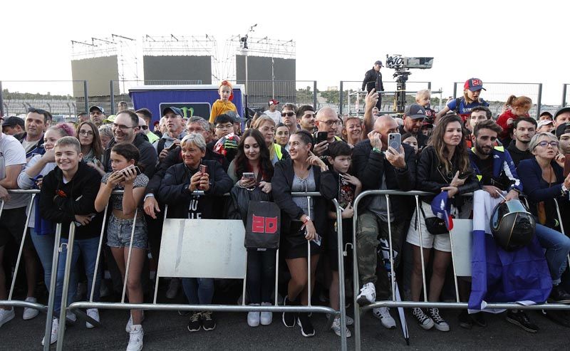 Ambientazo en Cheste | La afición disfruta con el Pit Walk