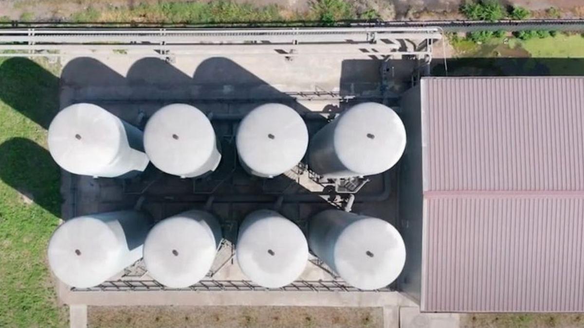 Vista aérea de los tanques de una planta de hidrógeno verde. | MITECO - E. P.