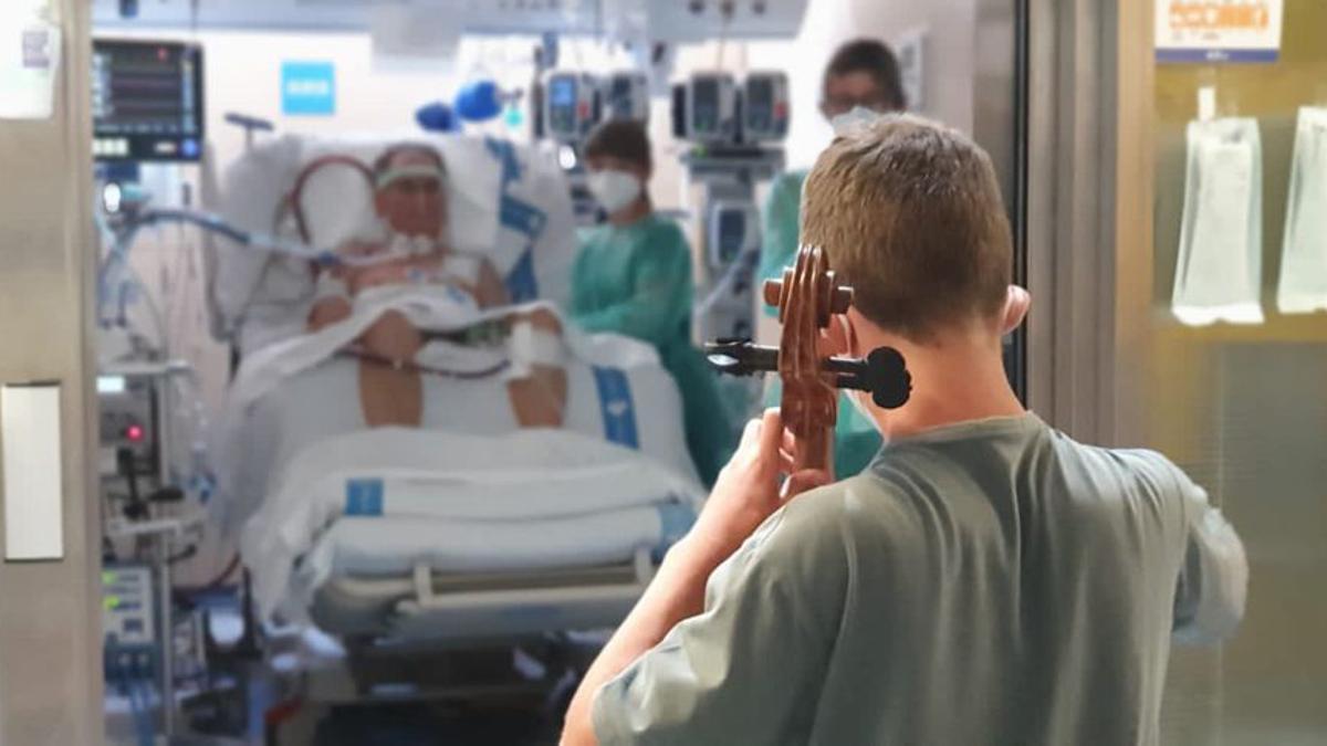 Concierto de violonchelo en la UCI del hospital de la Vall d'Hebron.