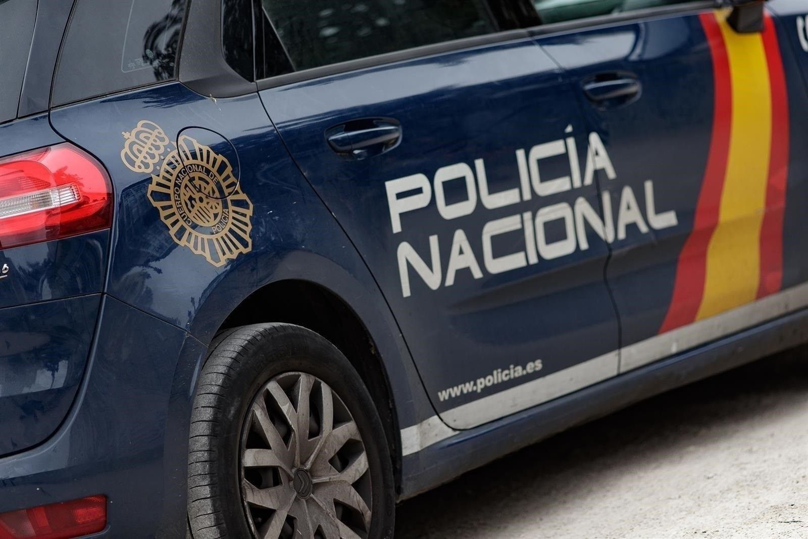 Así han retirado el coche de Policía Nacional tras volcar en una colisión  frente a un turismo en València - Levante-EMV