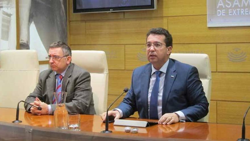 Manzano propone publicar las cuentas de los grupos y el IRPF de los diputados extremeños