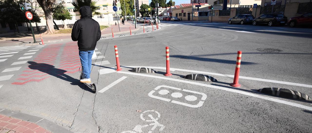 Tramo repintado del carril bici de la avenida San Juan de la Cruz de Murcia.