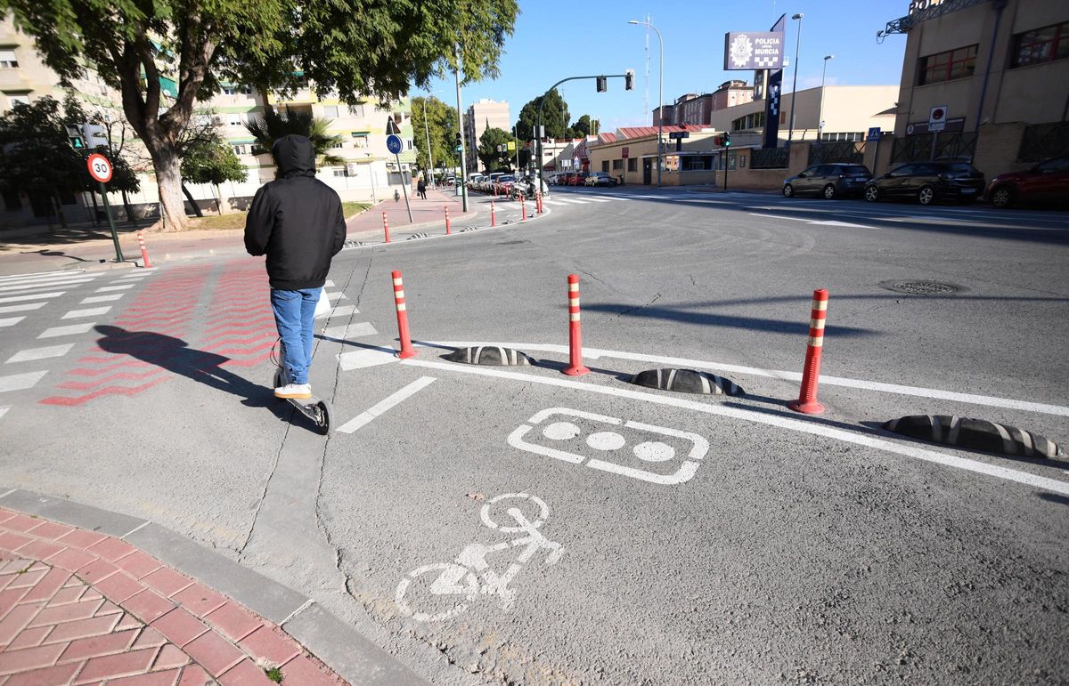 Tramo repintado del carril bici de la avenida San Juan de la Cruz de Murcia.