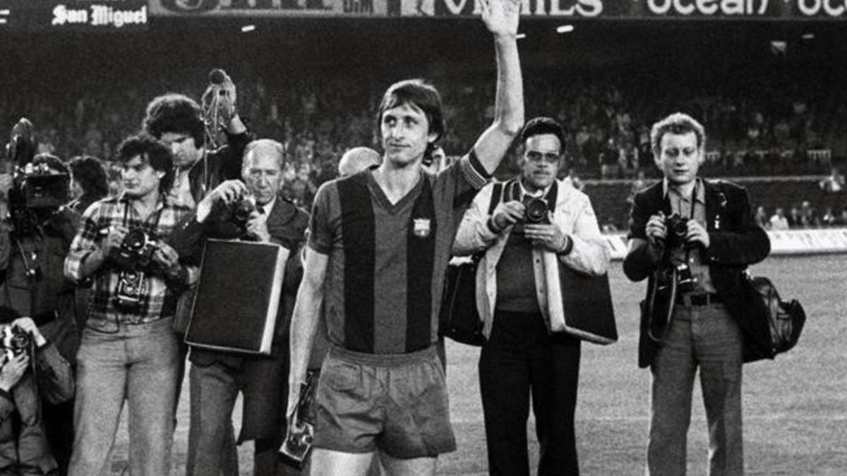 Cruyff saluda al Camp Nou durante su partido de homenaje contra el Ajax, el 27 de mayo de 1978