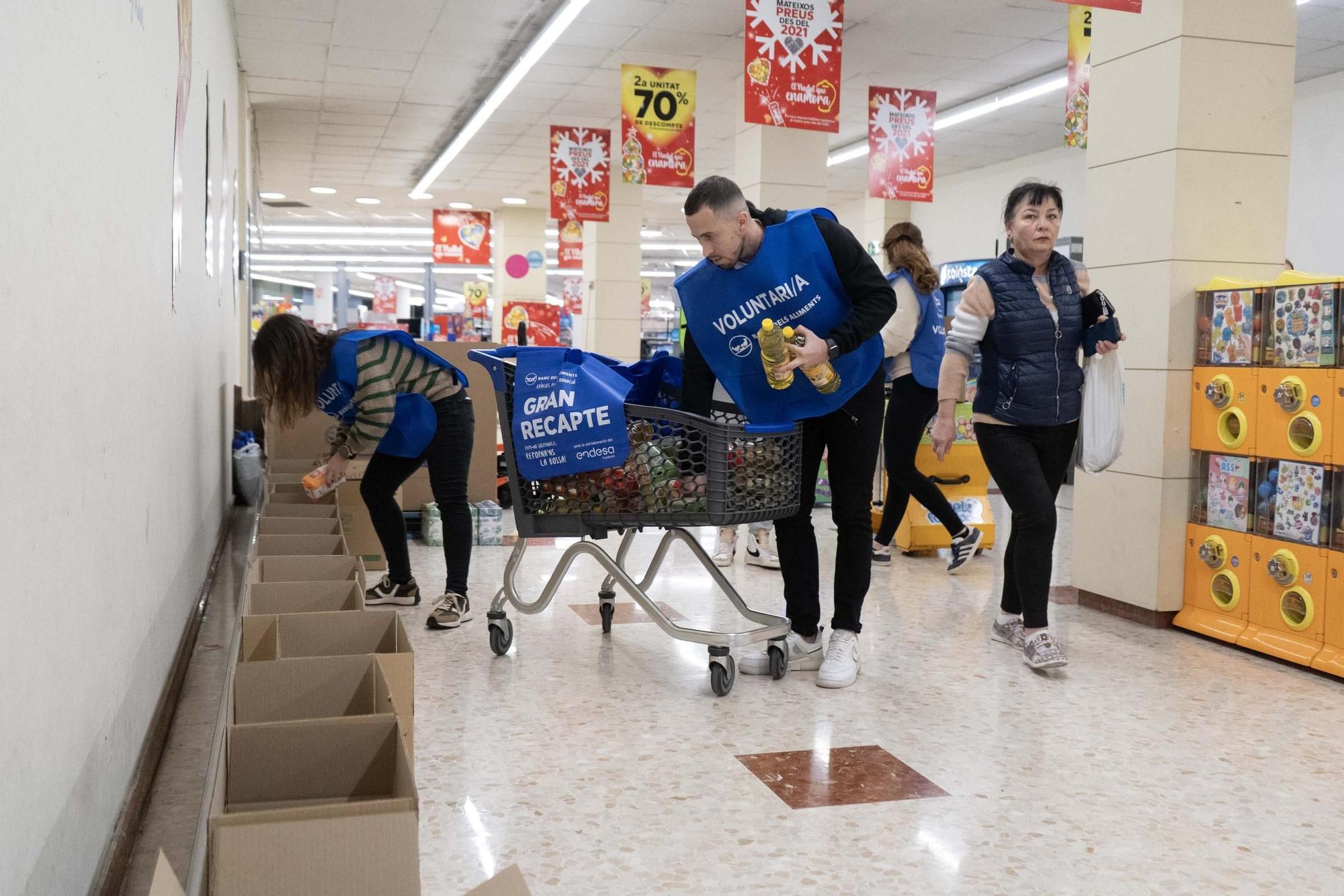 El Gran Recapte d'Aliments en supermercats de Manresa, en imatges