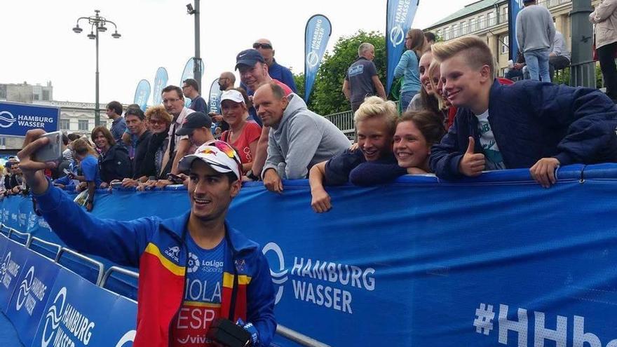 Mola se hace un selfie con aficionados en Hamburgo.