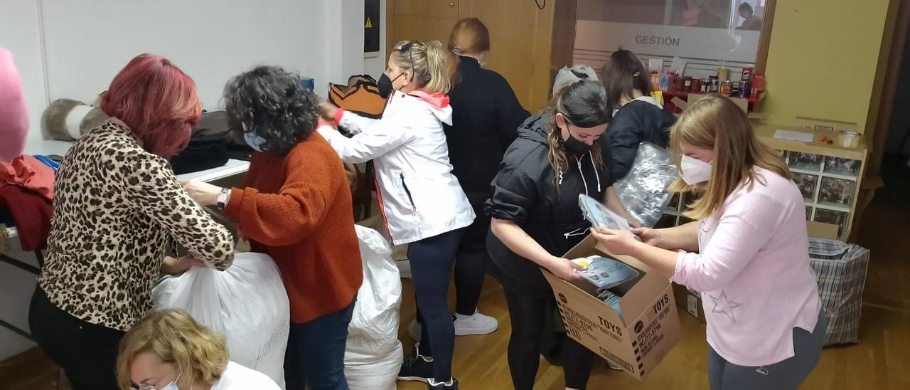 Voluntarios preparando los envíos humanitarios que saldrán para Ucrania.