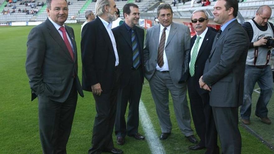 Abel Caballero y Carlos Mouriño, en el centro, con consejeros del Celta y del Racing de Ferrol.