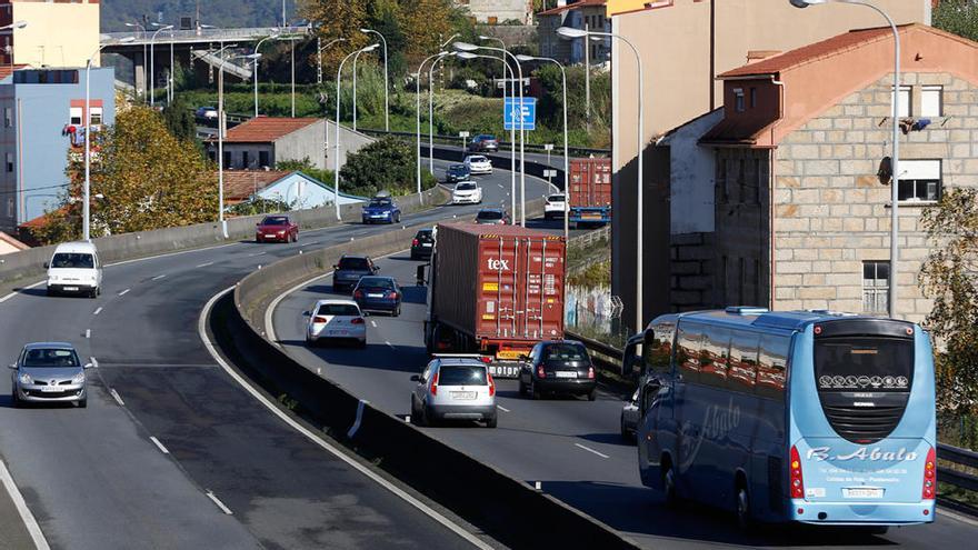 El acceso de la AP-9 a su paso por Teis y Chapela soporta una intensa densidad de tráfico. // R. Grobas