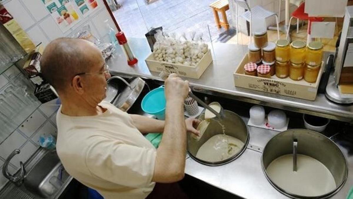 Un trabajador de una horchatería prepara un vaso de horchata