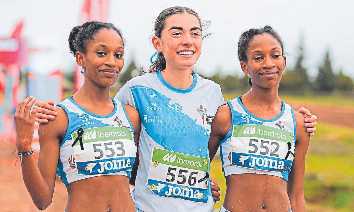 Sandra González flanquada por las hermanas Demeku y Debris Paniagua tras la carrera.