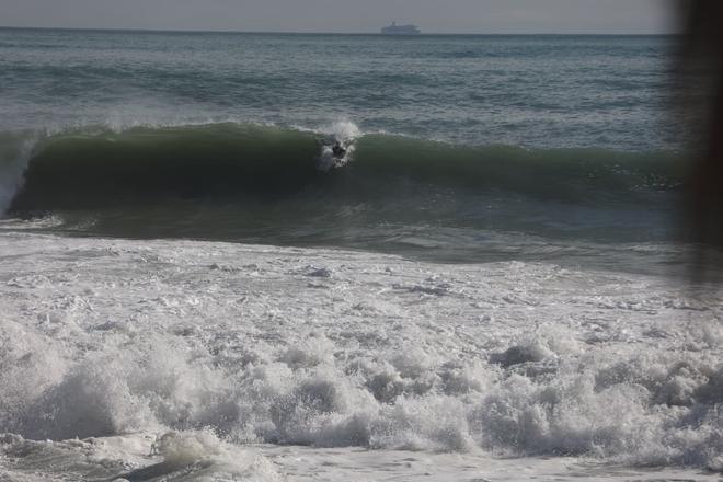 El temporal reúne a surfistas en busca de las mejores olas en la Caleta