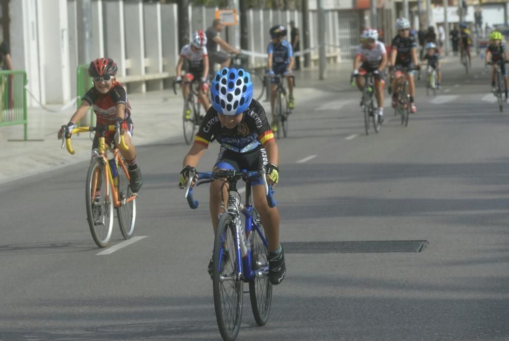 Las medallas que se entregaron a los ciclistas han sido elaboradas de manera artesanal por la ceramista Sol Pérez.