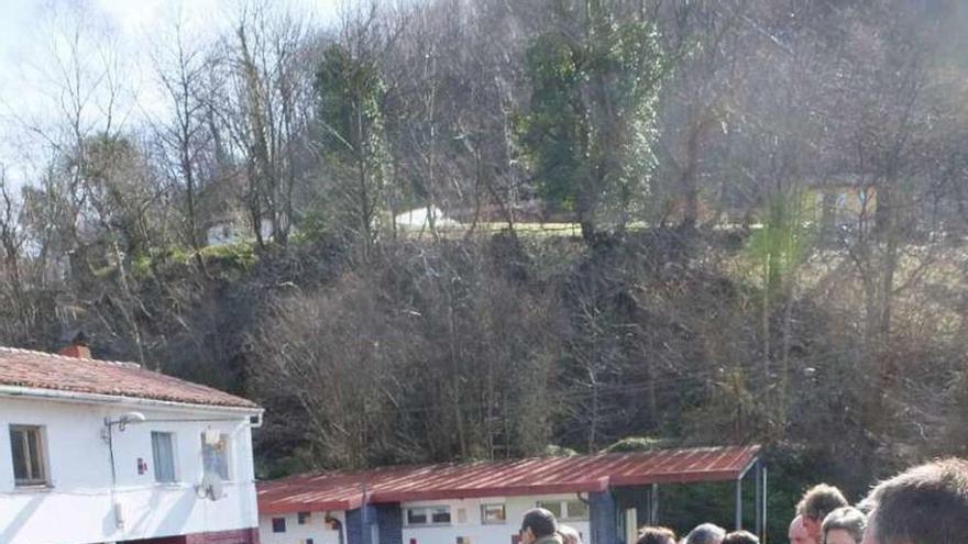 Padres de alumnos, el pasado martes, en la puerta del colegio.