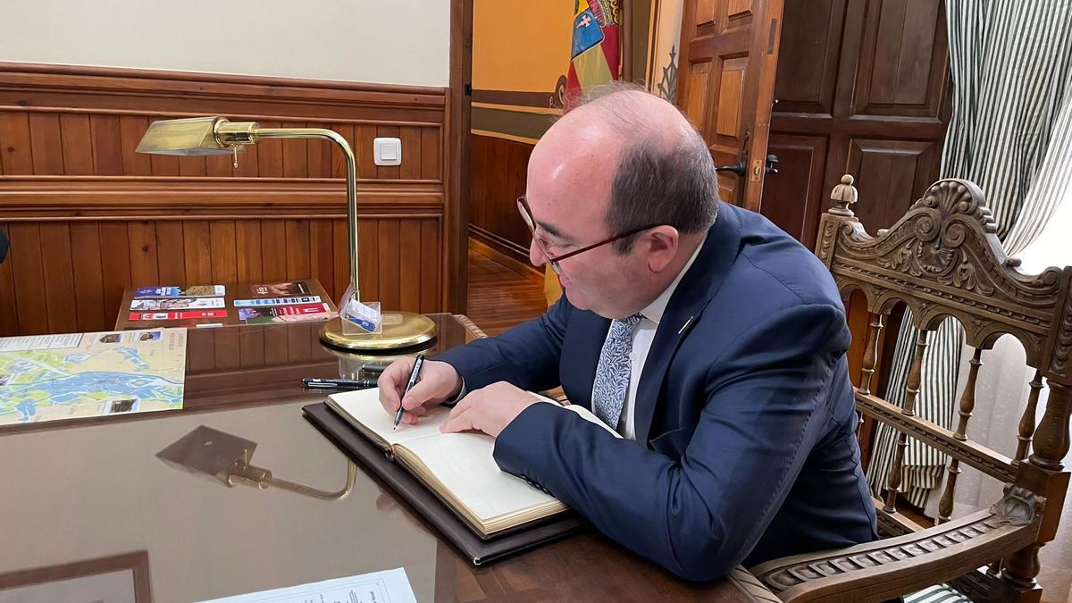 El ministro de Cultura, Miquel Iceta, firmando en el libro de honor del Ayuntamiento de Mora de Rubielos.