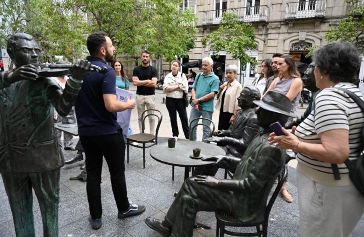 En la escultura que recrea las tertulias del café