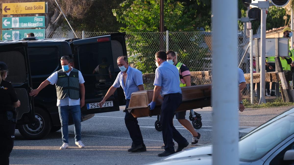 Cuatro fallecidos en el arrollamiento de un coche por un tren en Novelda