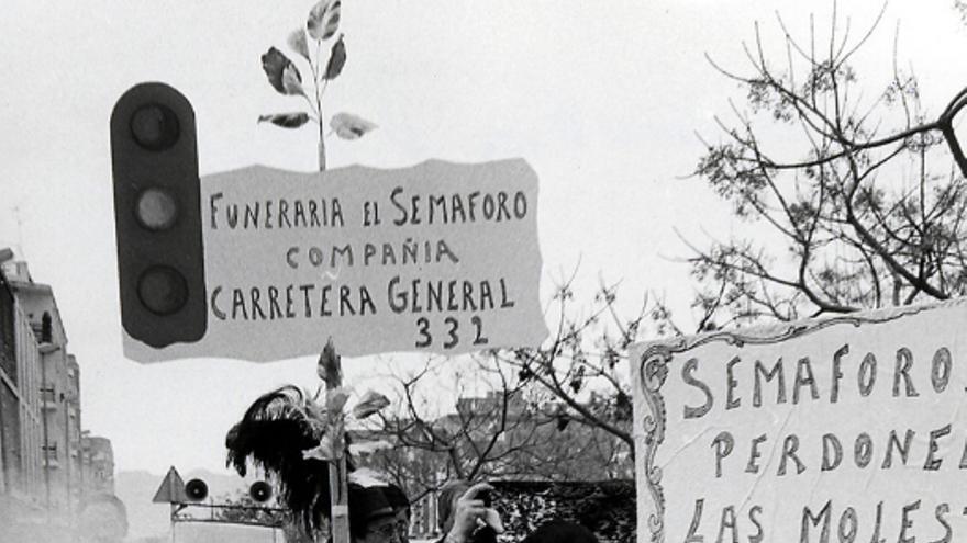 Sueca 1990. Centenares de vecinos de Sueca bloquearon en 1990 la N-332 con sus cortes de carretera para reivindicar semáforos y una nueva variante. Tardaron años en conseguirlo.