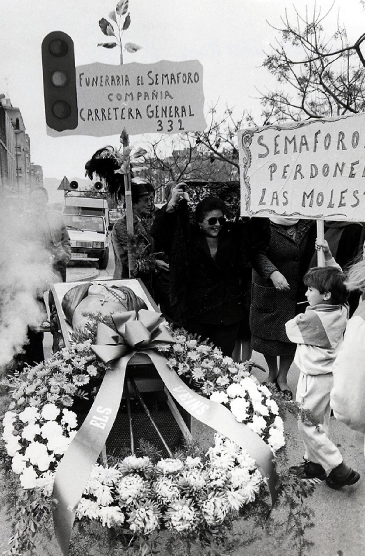 Sueca 1990. Centenares de vecinos de Sueca bloquearon en 1990 la N-332 con sus cortes de carretera para reivindicar semáforos y una nueva variante. Tardaron años en conseguirlo.