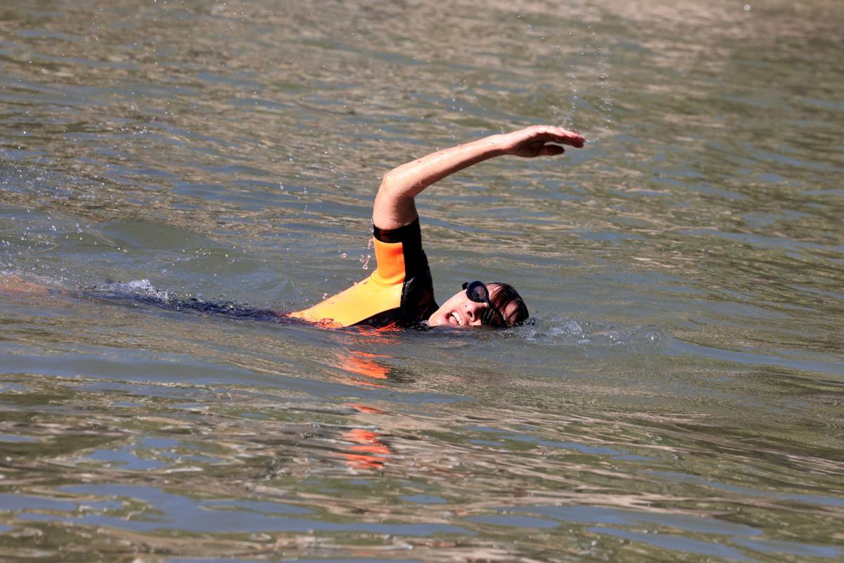 Paris Mayor Anne Hidalgo swims in the Seine, to demonstrate that the river is clean enough to host the outdoor swimming events at the Paris Olympics later this month, in Paris, France, July 17, 2024. JOEL SAGET/Pool via REUTERS