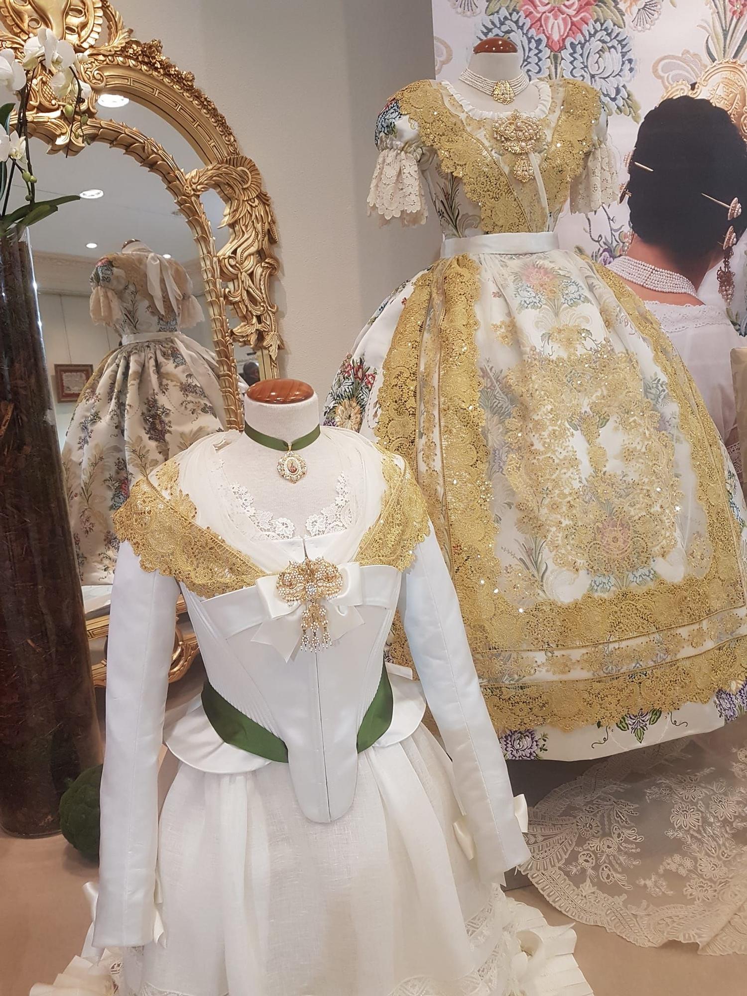 Indumentaria Tradicional. Albaes viste el día grande de las Fallas de Burriana