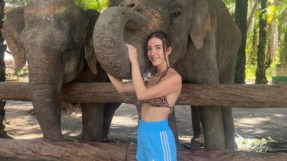 Ángela Aguado, con un elefante en Tailandia antes del accidente de moto.