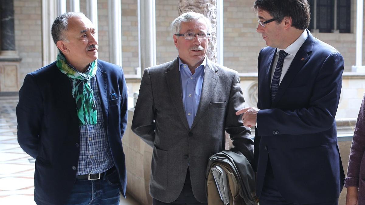 El presidente de la Generalitat, Carles Puigdemont, con los secretarios generales de CCOO, Ignácio Fernández Toxo, y de UGT, Josep Maria Álvarez.