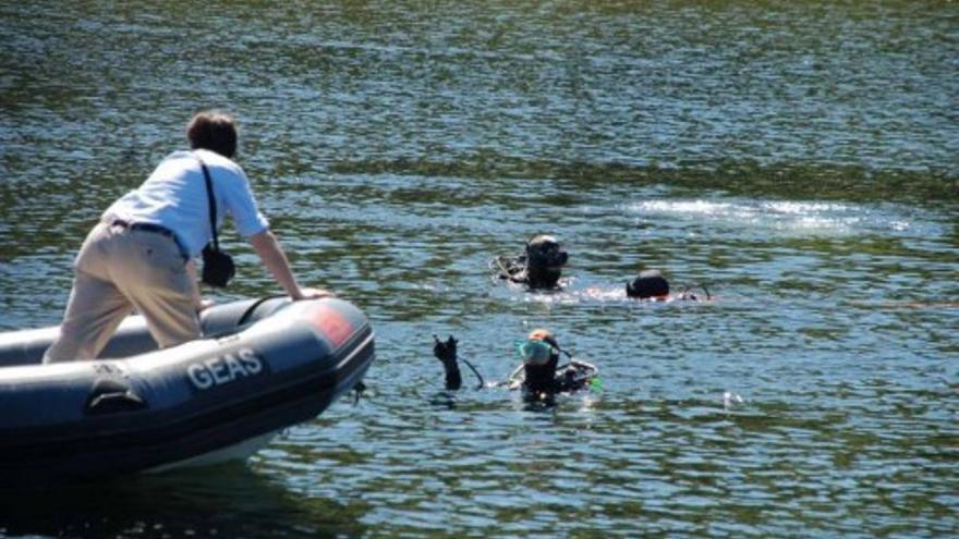 HEMEROTECA | Tareas de limpieza en el Lago de Sanabria