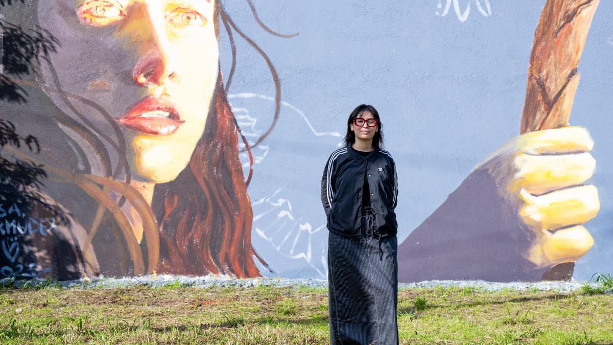 Isa Bermúdez delante de su mural de Carral.