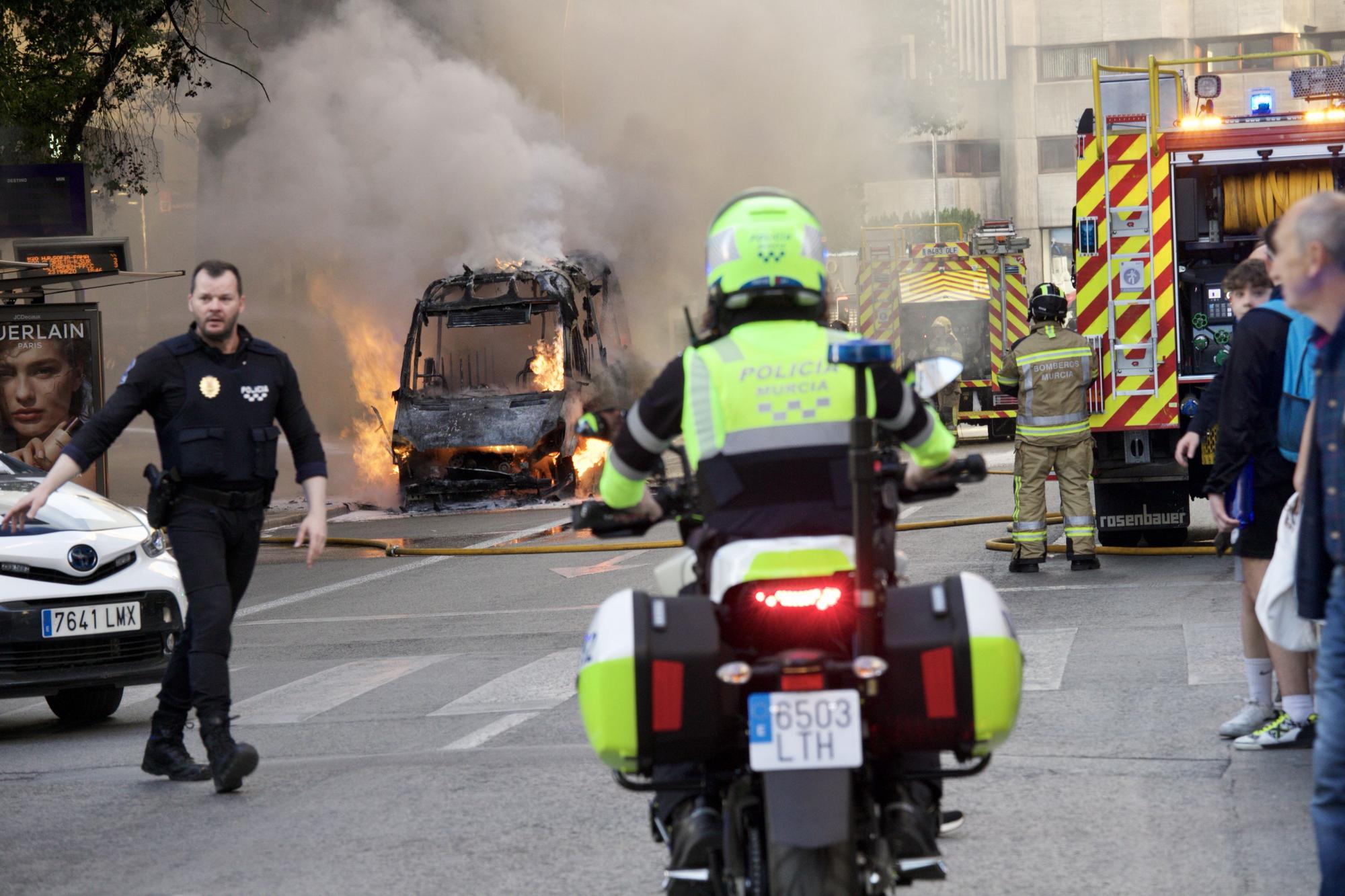 Las imágenes del incendio de un coche en plena Gran Vía de Murcia