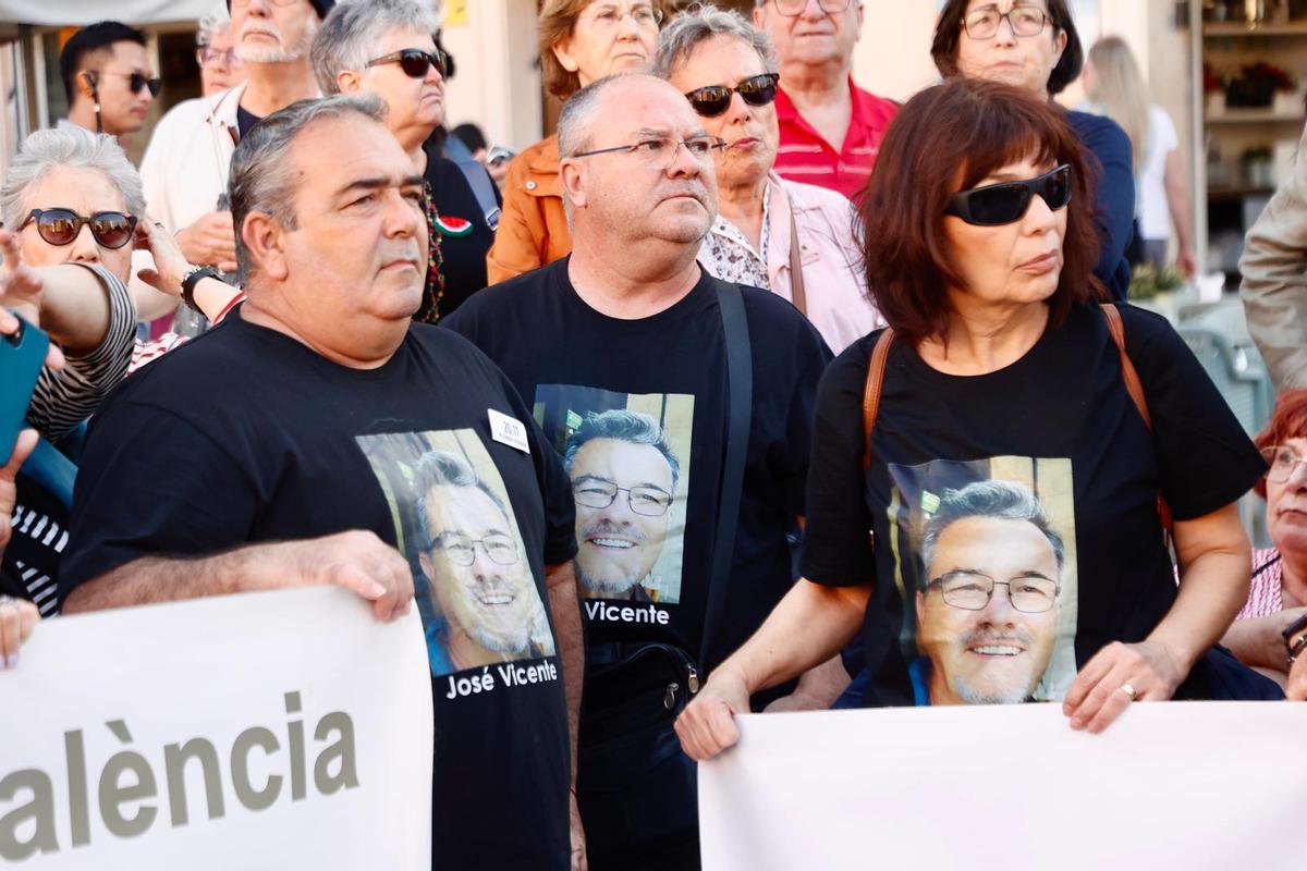 La concentración por la gestión de la dana de este 26 de abril, en imágenes