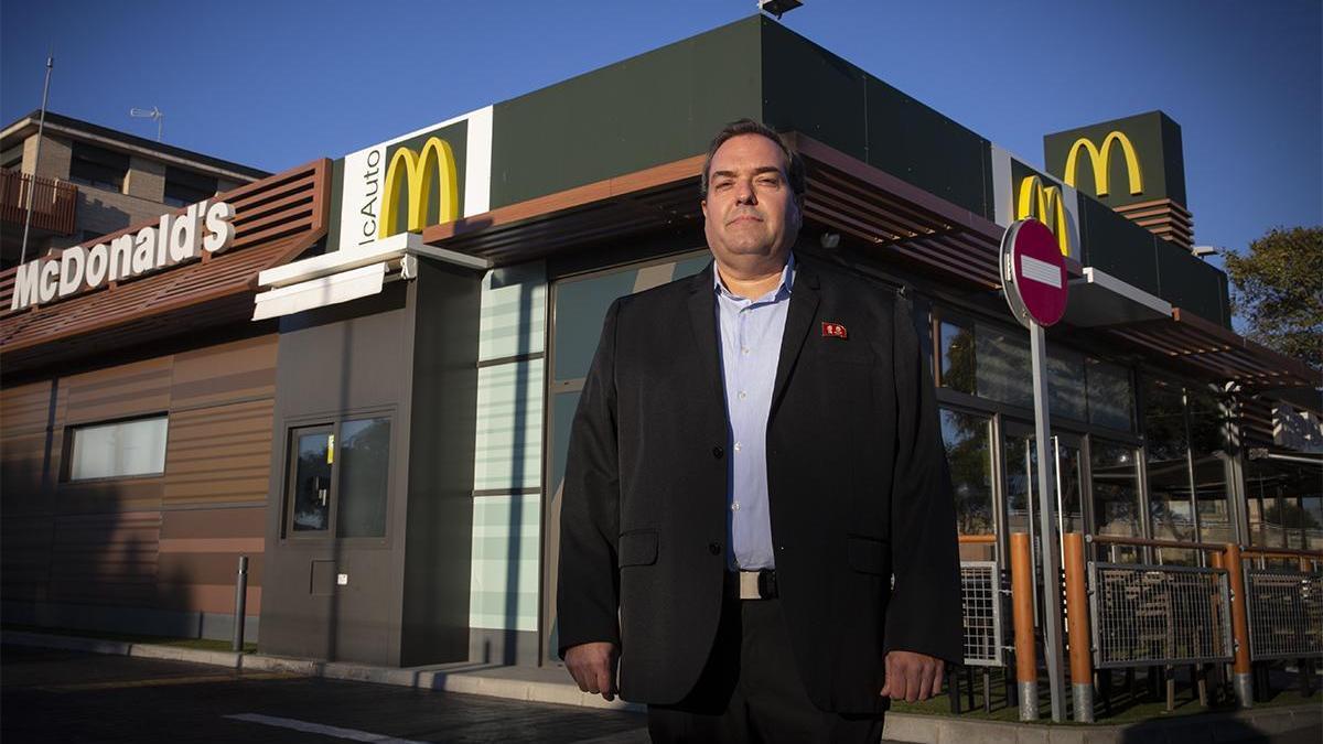 Alejando Cao de Benós delante de un Mc Donald's.