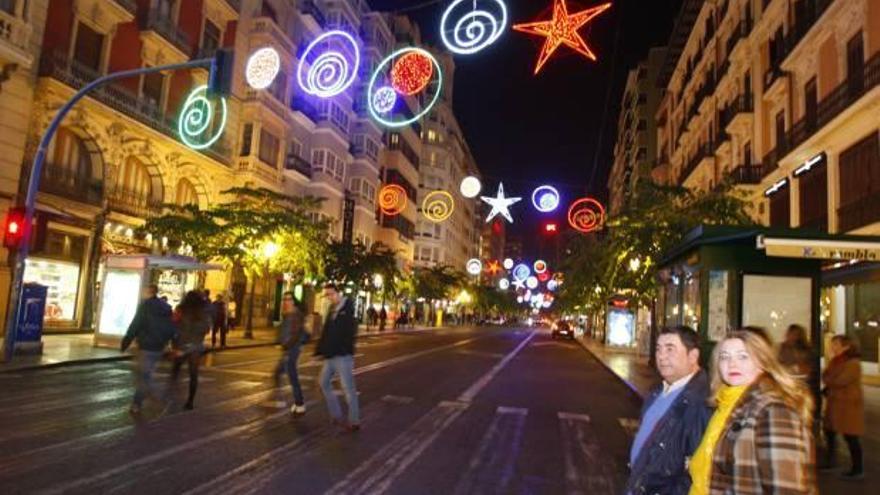 La Rambla, de las pocas calles que sí está iluminada, y abajo, Castaños, sin decoración navideña.