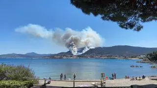 L'incendi de Llançà continua viu i ja ha cremat 453 hectàrees
