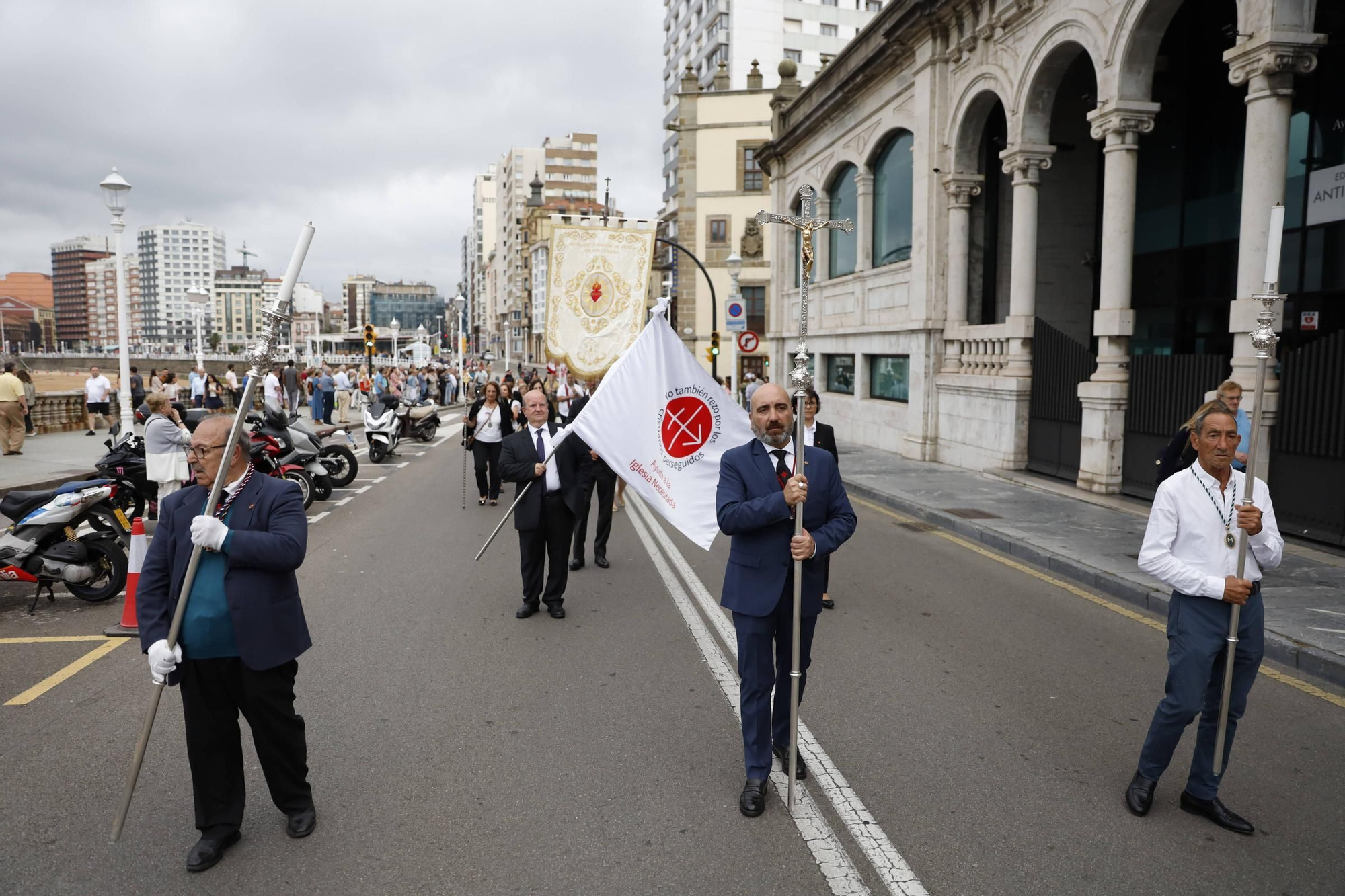 Pétalos, incienso, niños... así fue la procesión del Corpus Christi en Gijón (en imágenes)