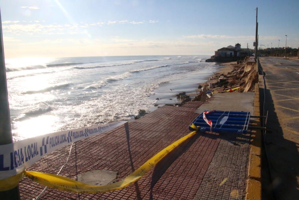 Las casas sufren derrumbes y el mar destruye porches y aceras y abre grandes socavones