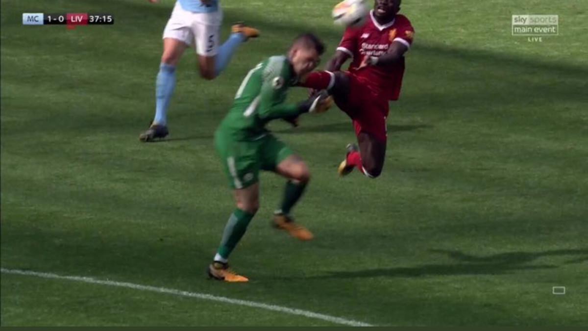 Mané golpeó la cabeza de Ederson